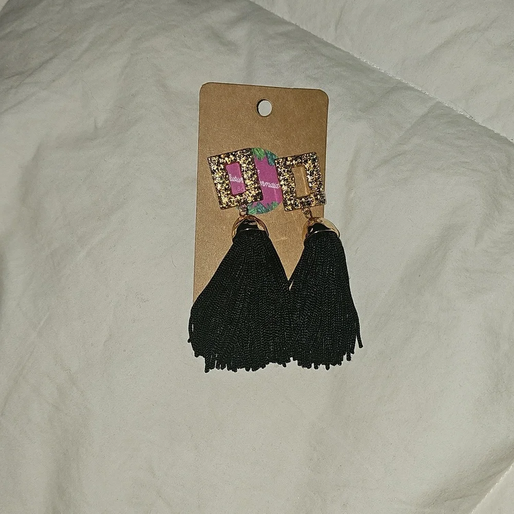 Womens Nwts Dangling Earrings. Black And Gold!!